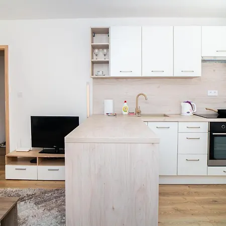 Brand New Apartman 公寓