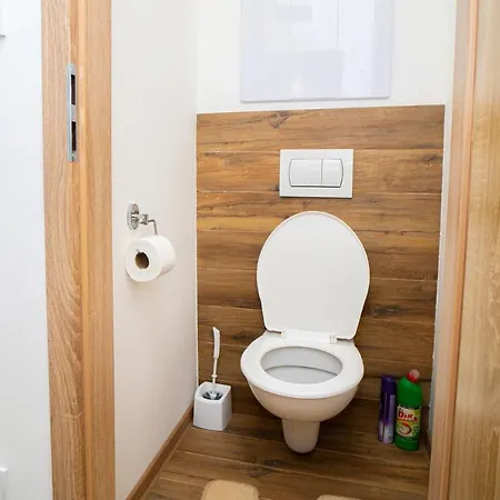 Brand New Apartman 公寓